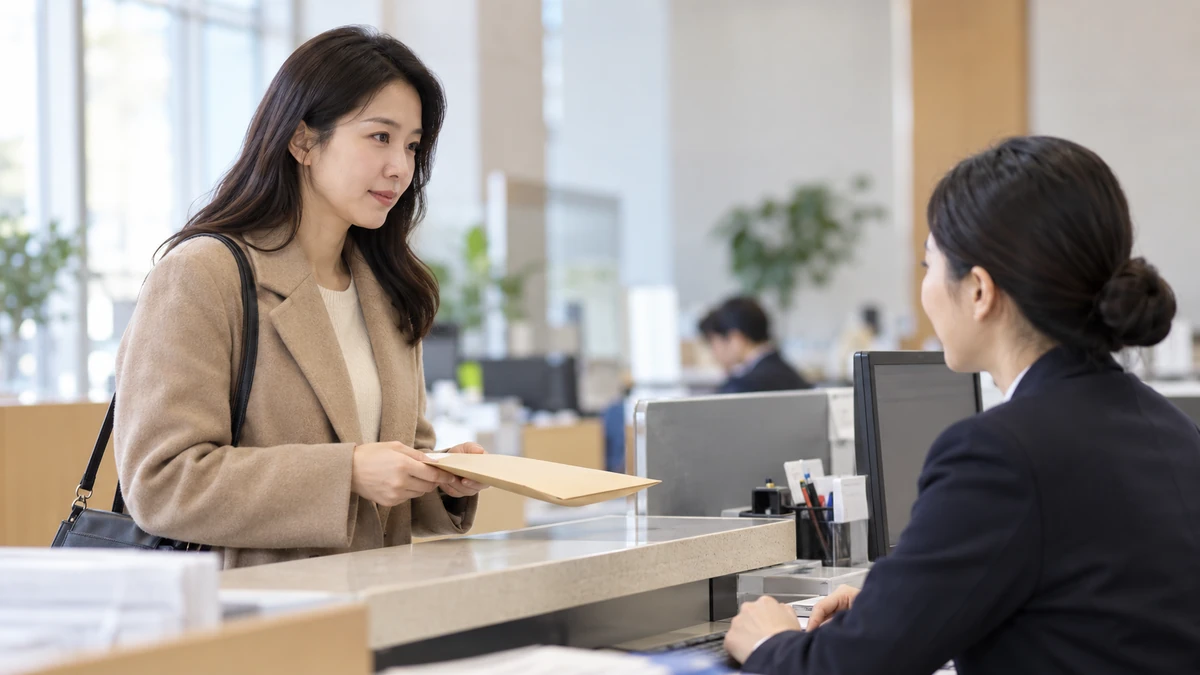 체납 세금 분납과 유예를 세무서 창구에서 협의하는 장면